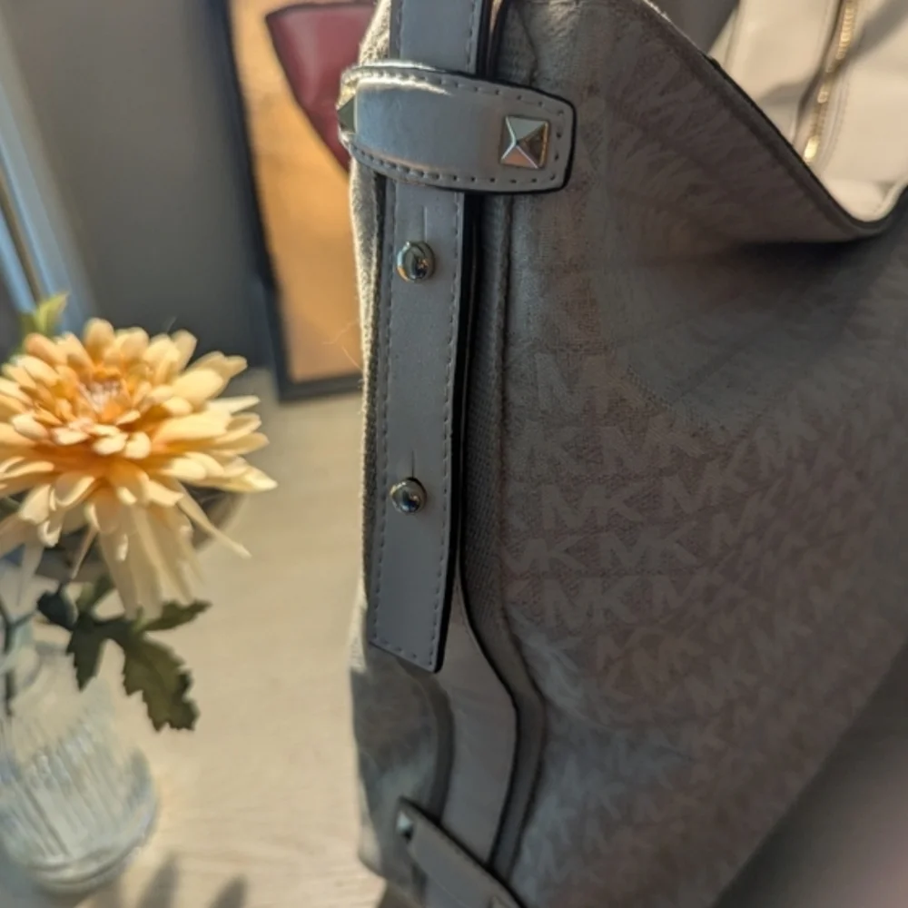 Michael Kors Griffin Large Hobo Bag Natural Vanilla